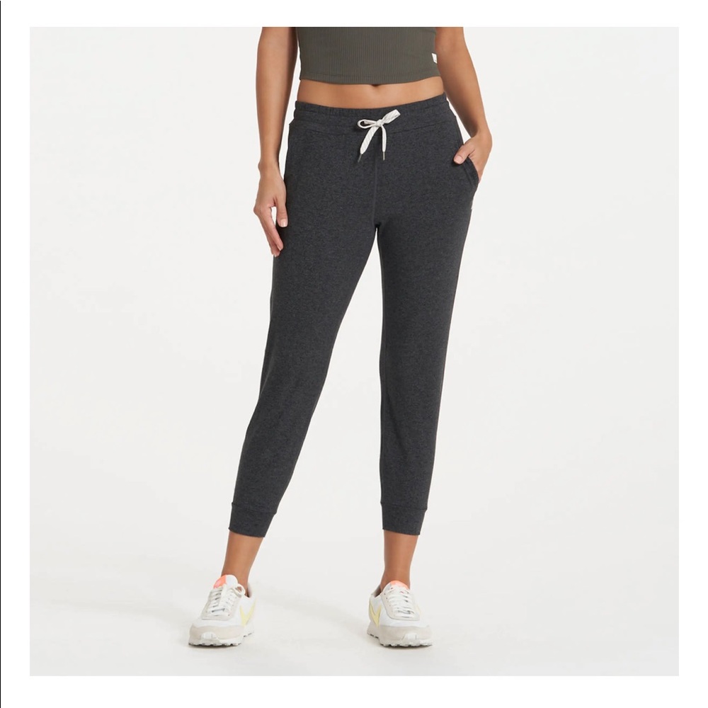 NWT Vuori performance jogger charcoal heather